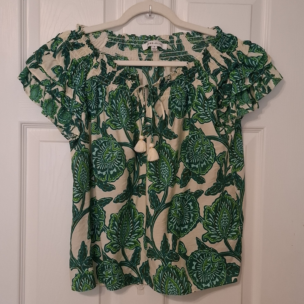 Rose & Olive sz S, (fits M) floral h cream print top. Ruffled cap sleeves.